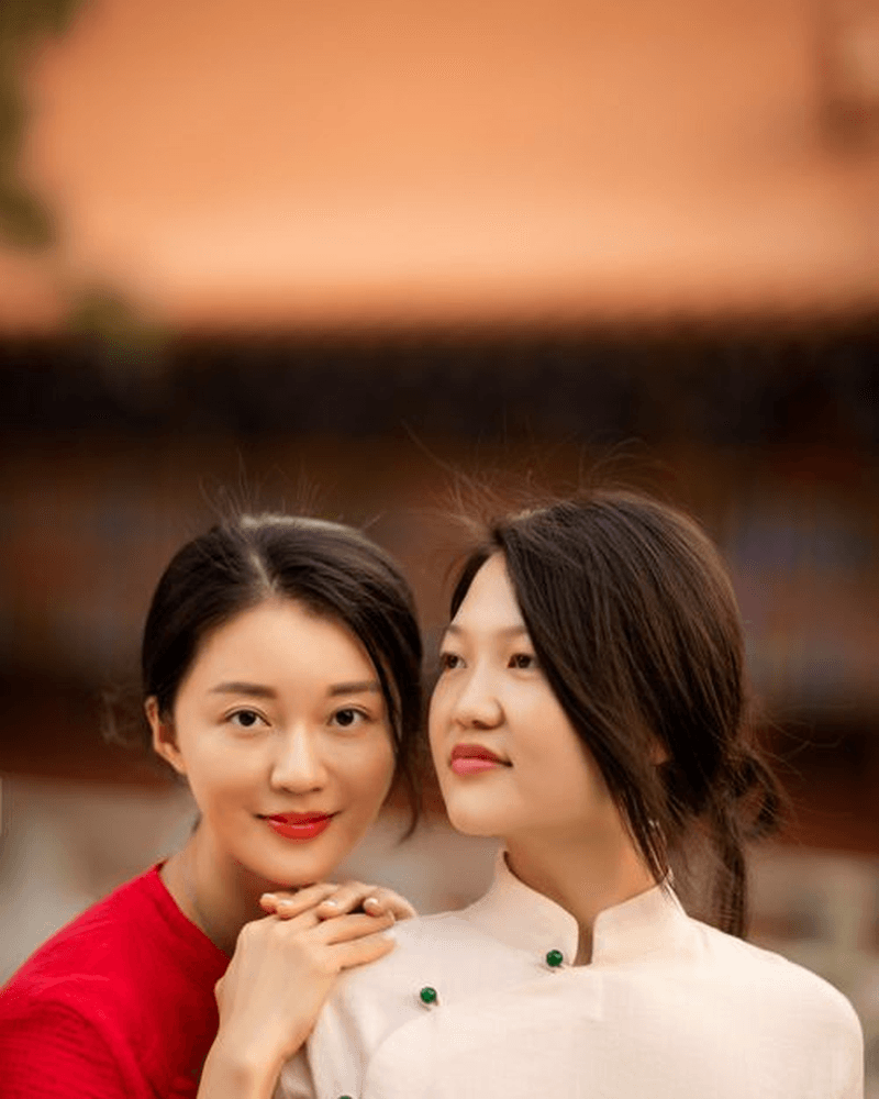 小雅与阿宁并肩相依的温柔瞬间,见证十年闺蜜情谊
